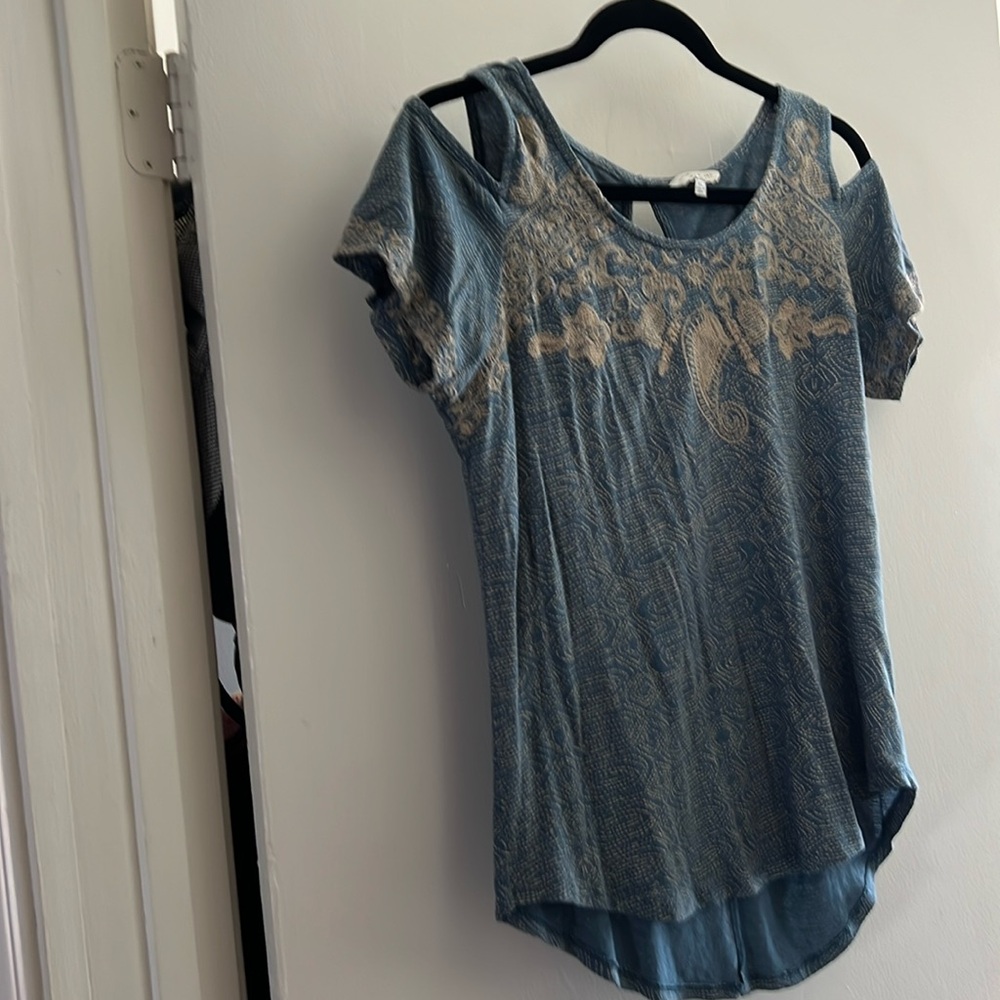 Excellent condition!  Cold shoulder top (open shoulders)